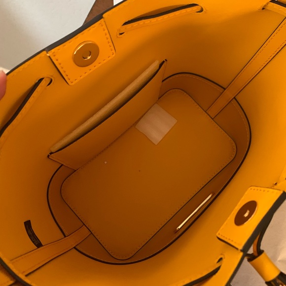 🌟 new MK trista medium bucket - Picture 3 of 7